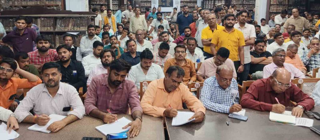 अध्यक्ष पद पर बबुआ 211 Vote से आगे, अखिलेश जीत की राह पर