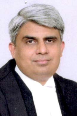 कोर्ट के बैठने में देरी की पूर्व सूचना देने की मांग वाली PIL खारिज