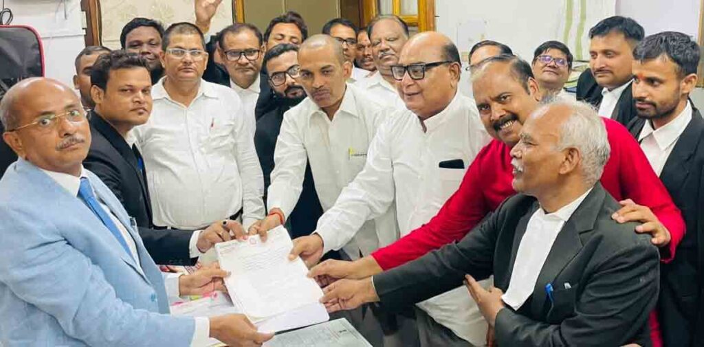 आम सभा में चर्चा होने से पहले तक रोका जाय हाई कोर्ट में अधिवक्ताओं को Chamber Allotment की प्रक्रिया, 517 अधिवक्ताओं से हस्ताक्षरित ज्ञापन चीफ जस्टिस को सौंपा
