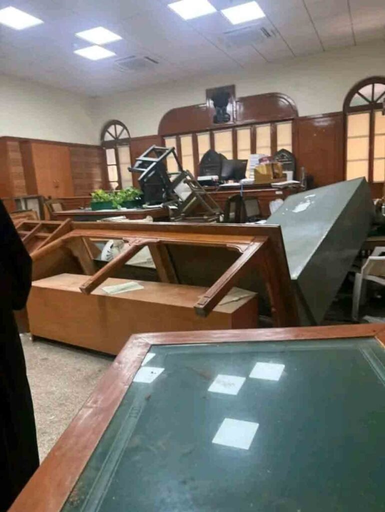 इलाहाबाद हाई कोर्ट के कोर्टरूम 49 में Vandalism, uproar (हंगामा और बवाल), अवमानना और अनुशासनात्मक कार्रवाई की तैयारी